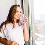 Rainwater ile Cam Kenarında Sağlıklı İçme Deneyimi Yaşayan Kadın